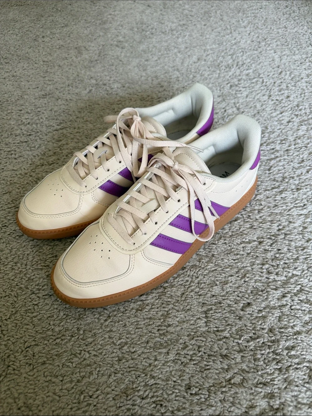 adidas breaknet sleekCream and Purple Low-Top Athletic Sneakers size 8.5